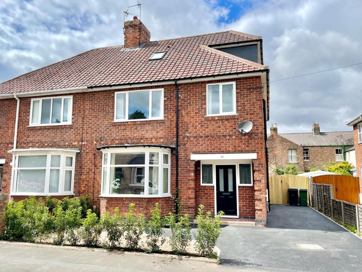 Central Townhouse With Free Off Road Parking And Garden York Esterno foto