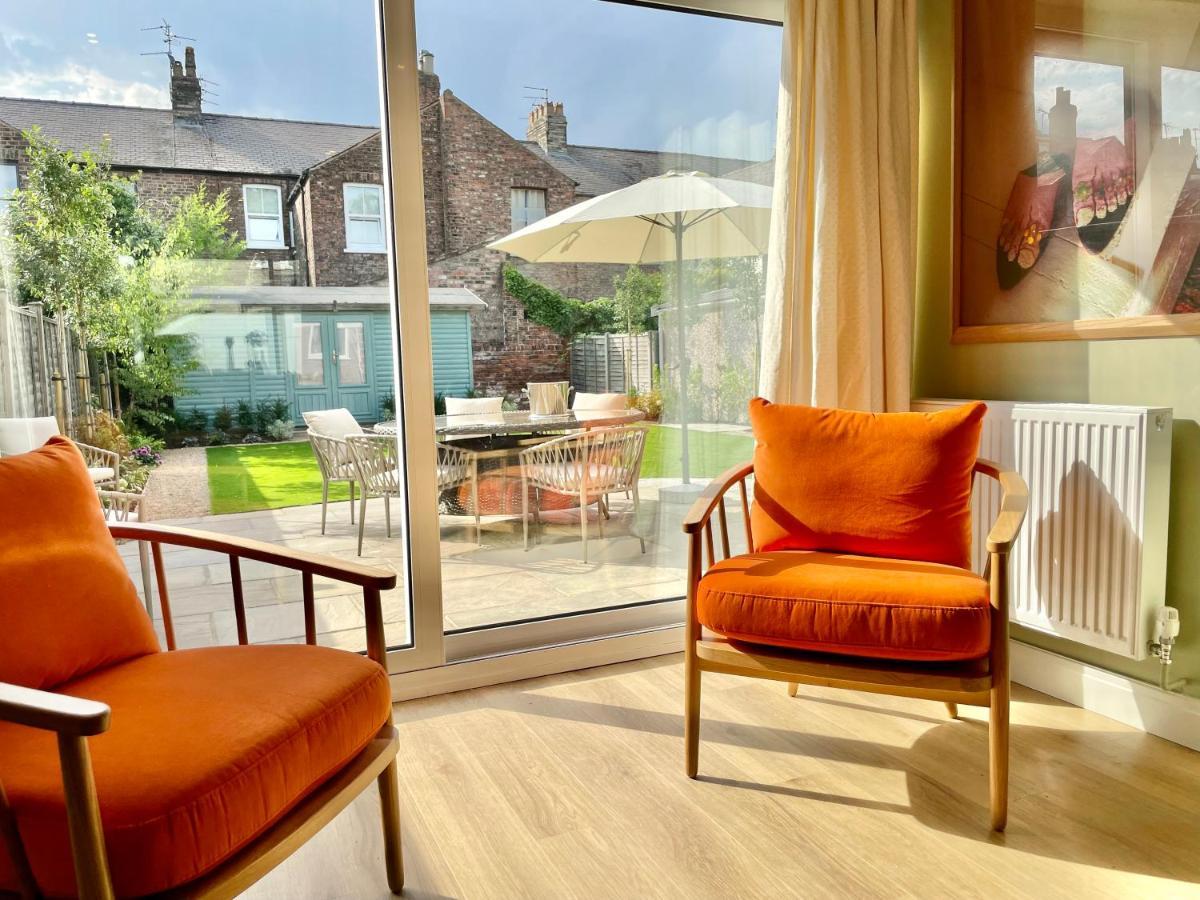 Central Townhouse With Free Off Road Parking And Garden York Esterno foto