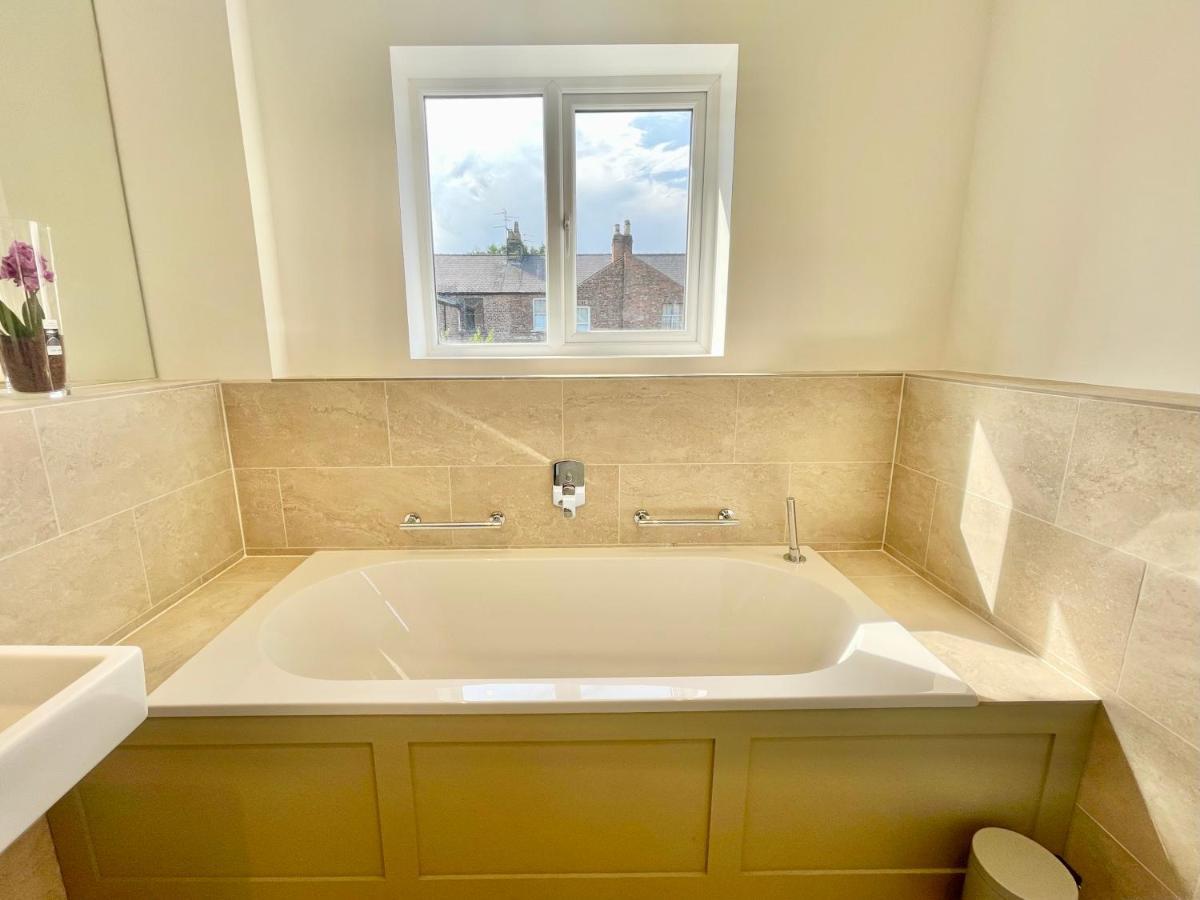 Central Townhouse With Free Off Road Parking And Garden York Esterno foto