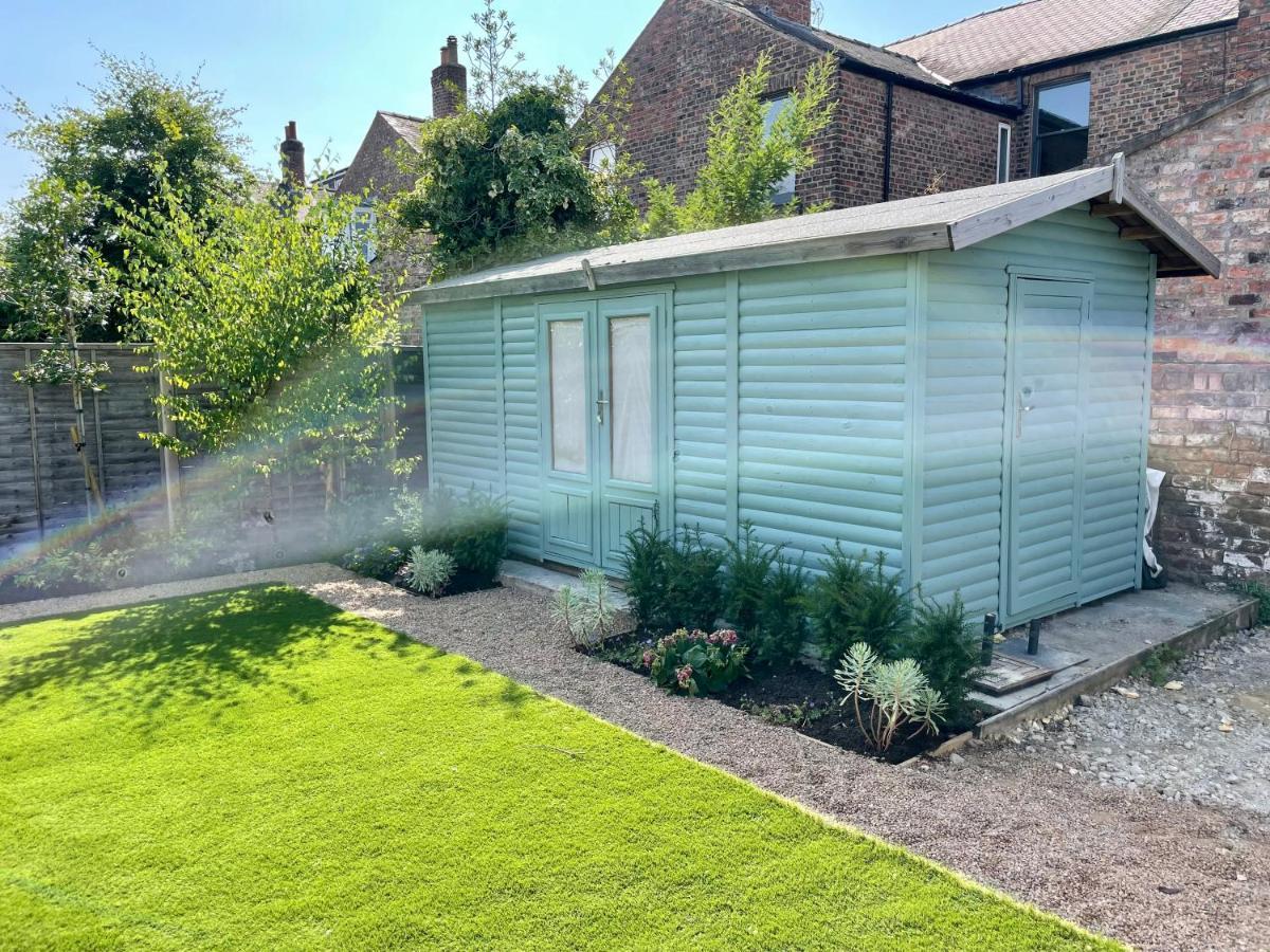 Central Townhouse With Free Off Road Parking And Garden York Esterno foto