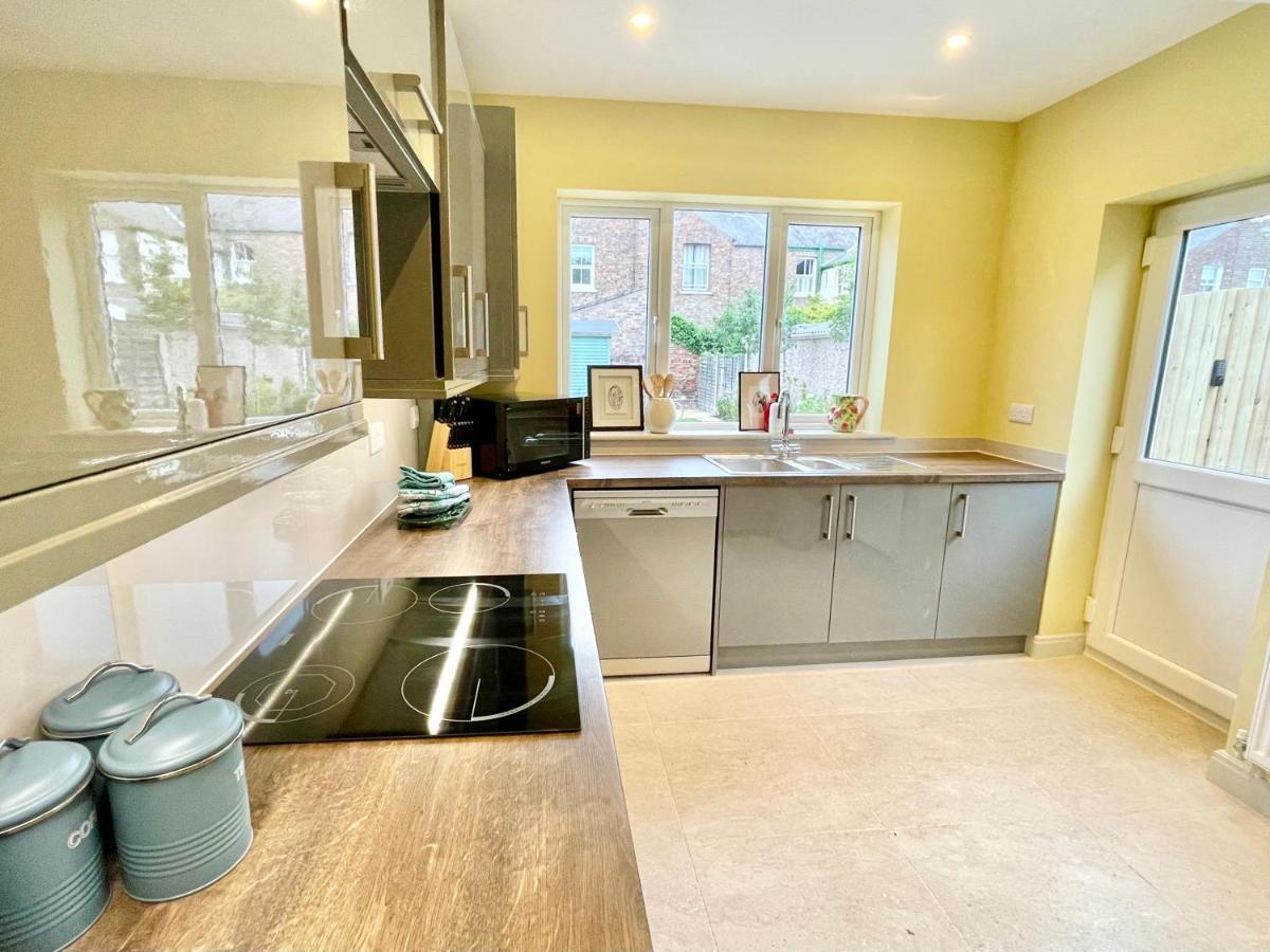 Central Townhouse With Free Off Road Parking And Garden York Esterno foto