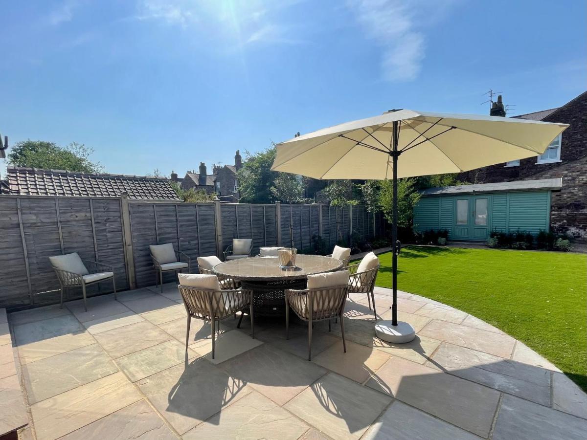 Central Townhouse With Free Off Road Parking And Garden York Esterno foto