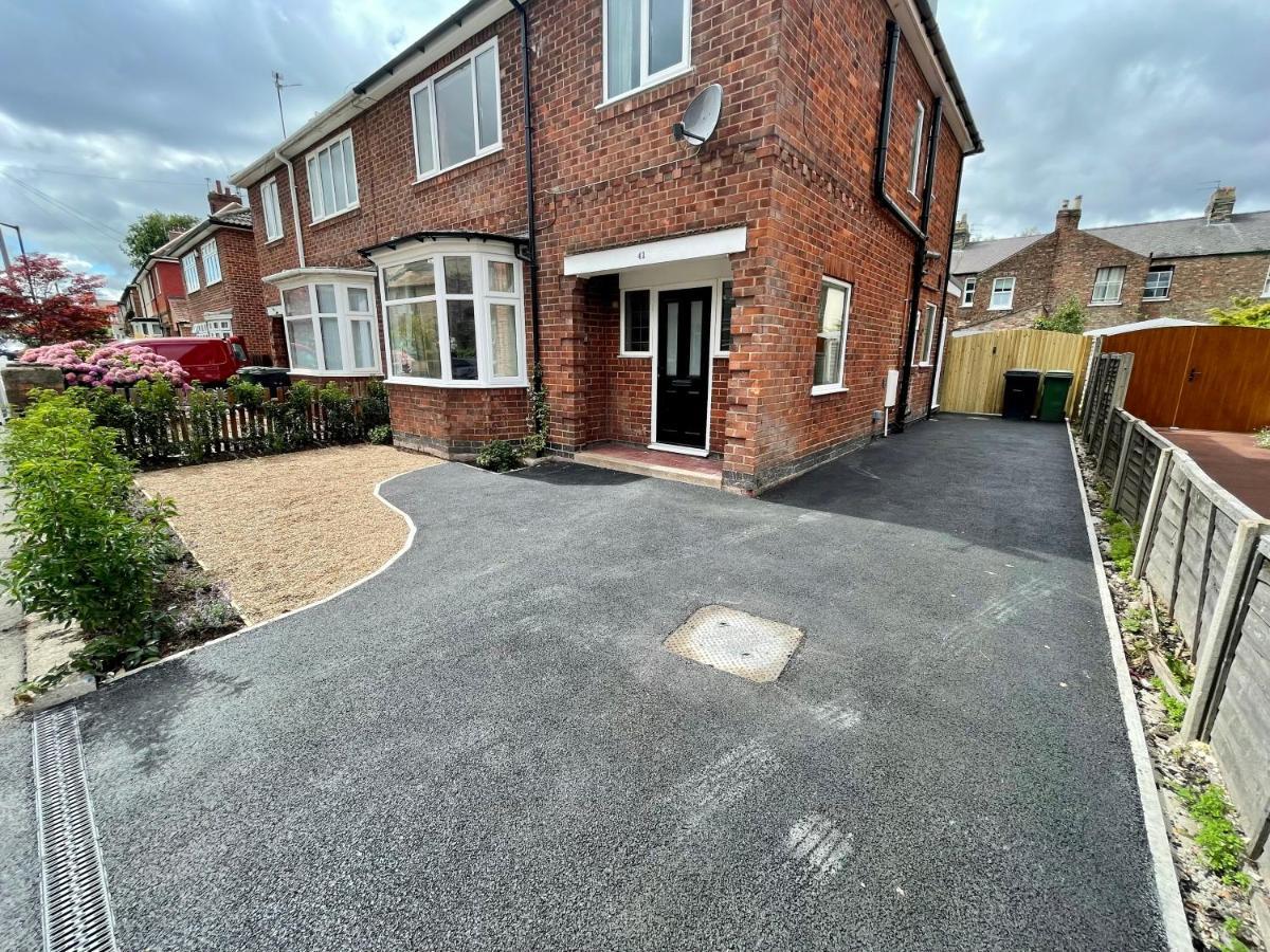 Central Townhouse With Free Off Road Parking And Garden York Esterno foto