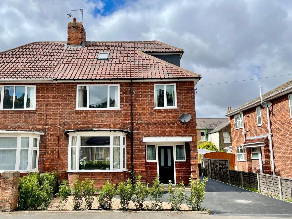 Central Townhouse With Free Off Road Parking And Garden York Esterno foto